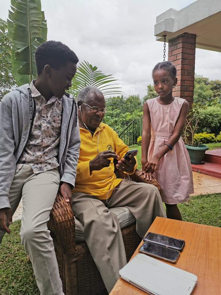 Bakili Muluzi With Grandchildren